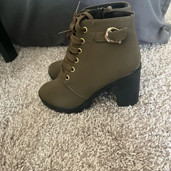*NEVER WORN* Green Ankle Booties - Picture 3 of 4